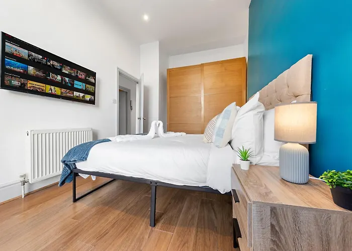 Luxurious 3 Bedroom Flat With Balcony In Kensington For 7 Next To Station Near Harrods