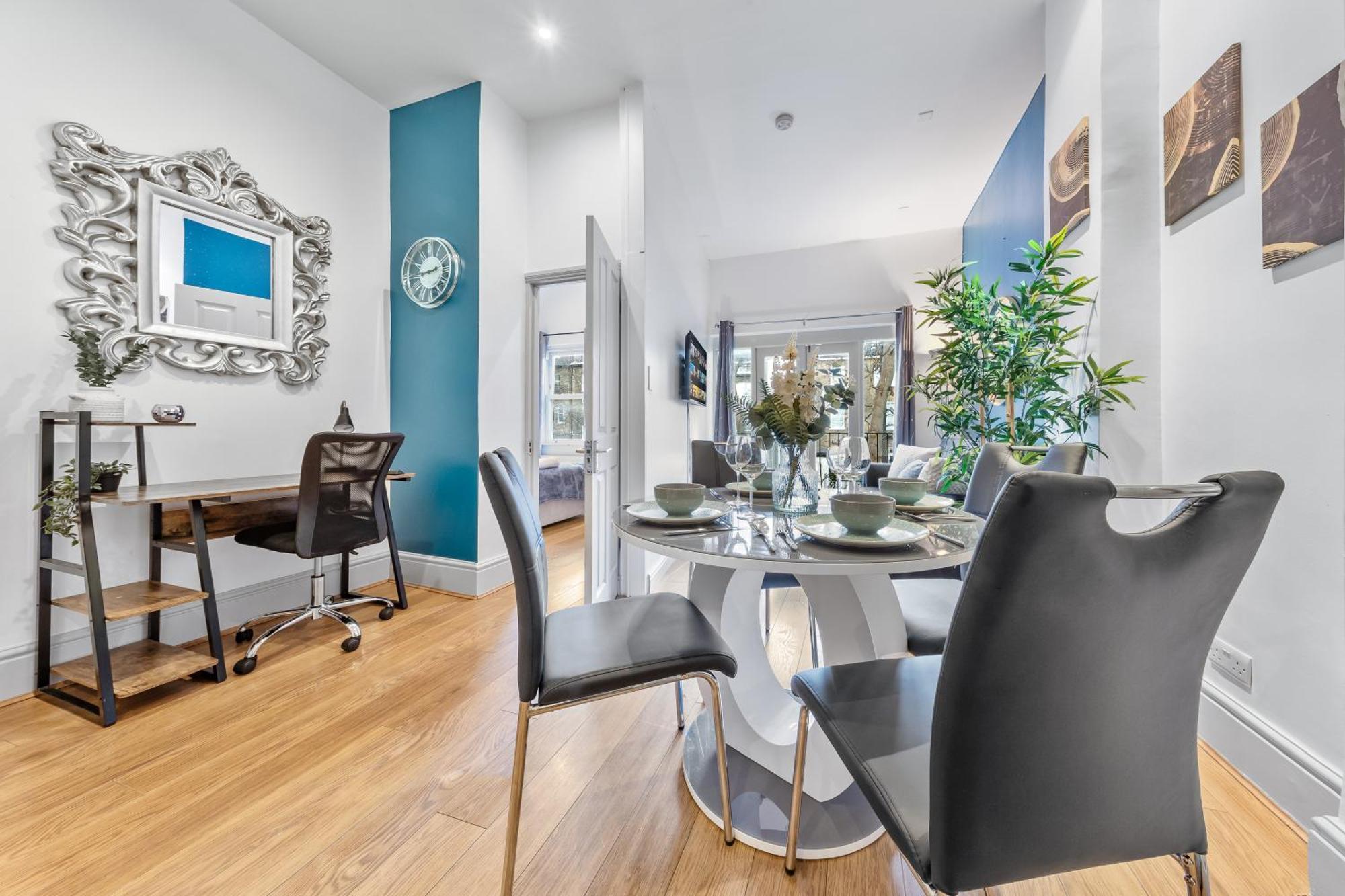 Luxurious 3 Bedroom Flat With Balcony In Kensington For 7 Next To Station Near Harrods * Londres