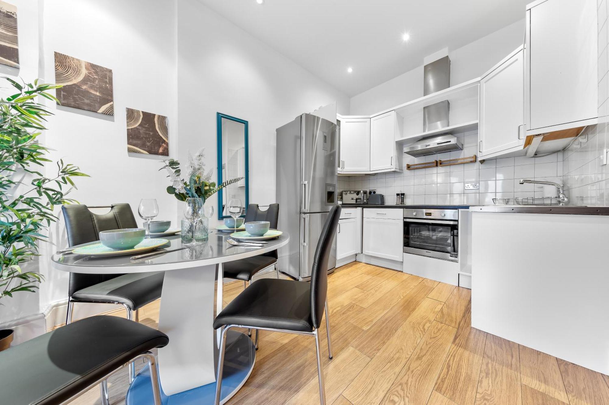Luxurious 3 Bedroom Flat With Balcony In Kensington For 7 Next To Station Near Harrods Londres