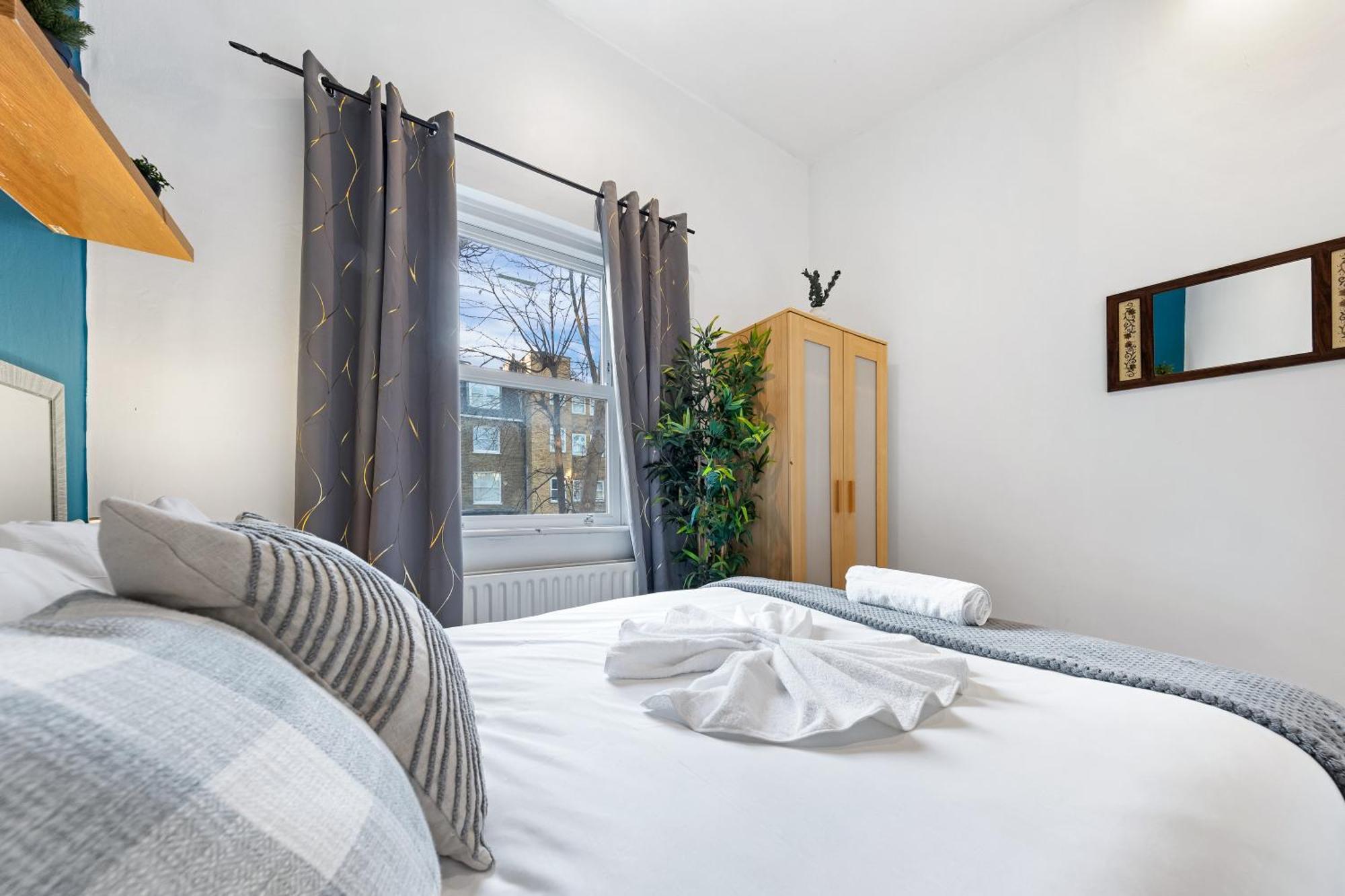 Luxurious 3 Bedroom Flat With Balcony In Kensington For 7 Next To Station Near Harrods * Londres